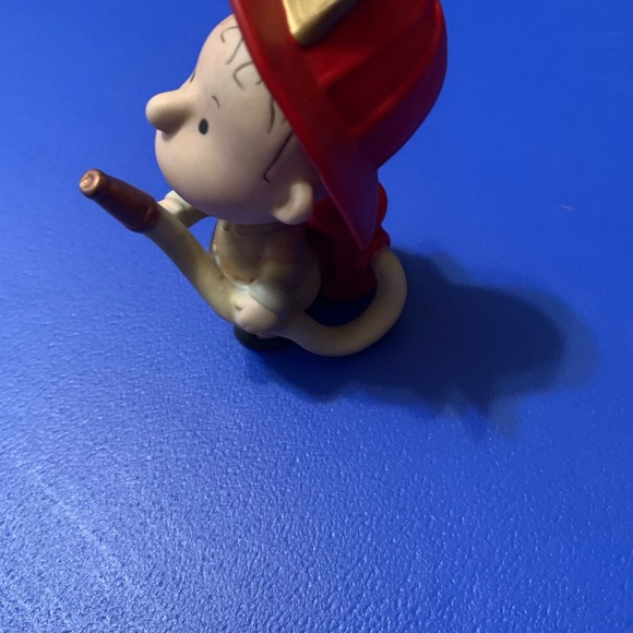 Adorable Charlie Brown firefighter collectible - Picture 2 of 5